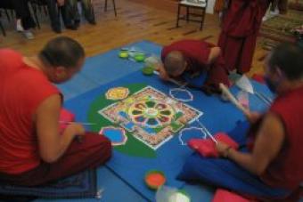 Тибетские монахи монастыря дрепунг гоман, ритуал будды медицины, центр открытый мир